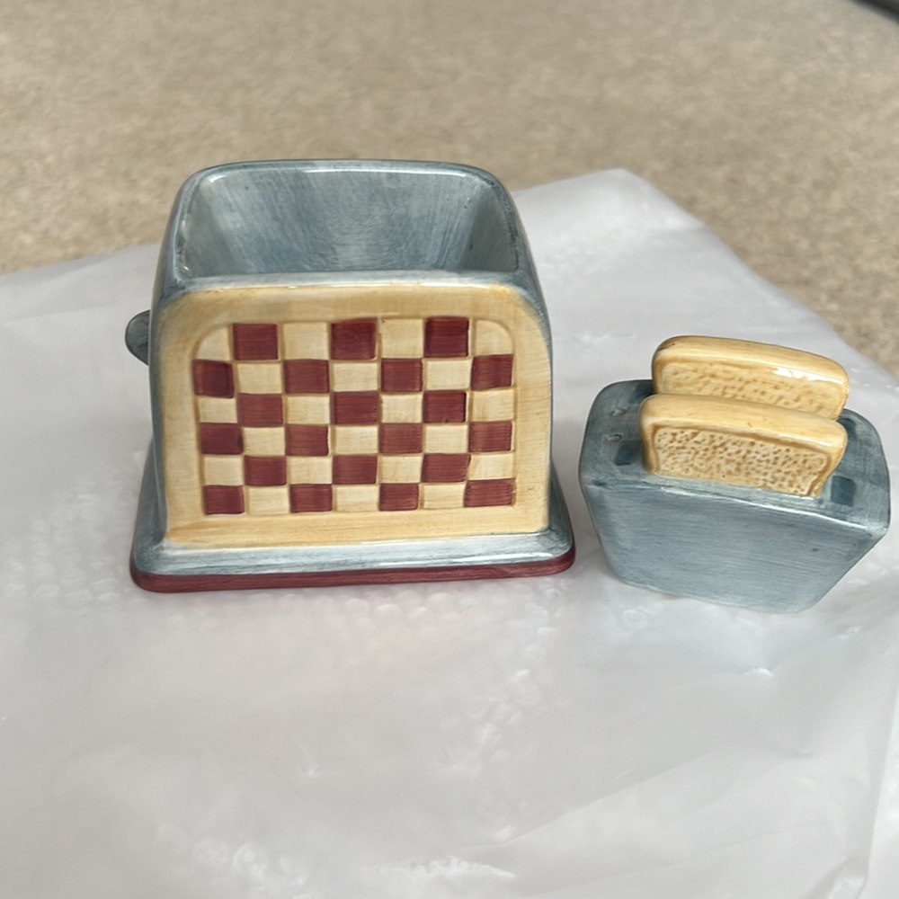 Vintage Sakura toaster salt & pepper shaker - Picture 2 of 4
